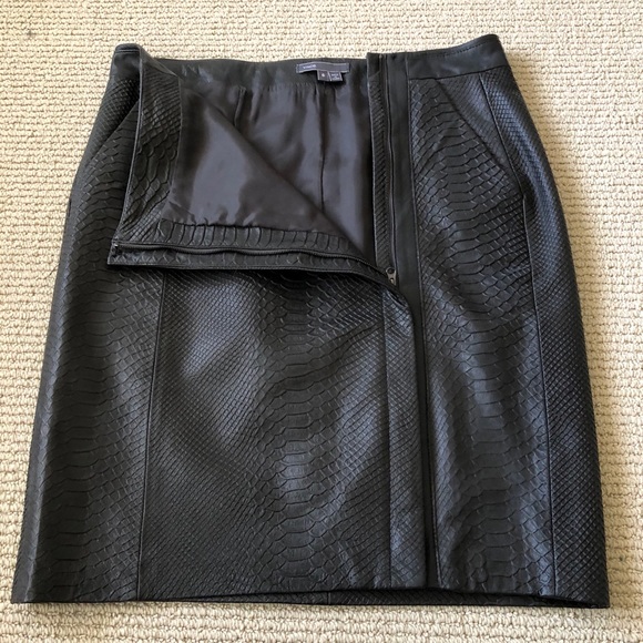 ✨RARE✨ VINCE Snake-Embossed Leather Skirt - Size 6 - Picture 7 of 11